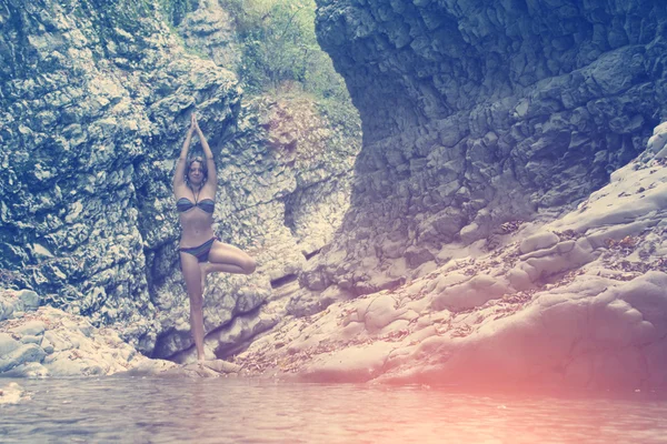 Femeie tânără în costum de baie angajată în yoga — Fotografie, imagine de stoc