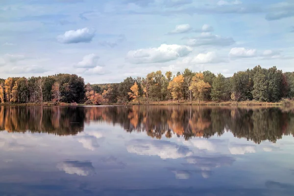 Wolken spiegeln sich im See — Stockfoto