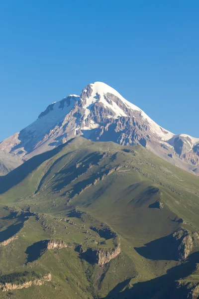 Snöig bergstopp — Stockfoto