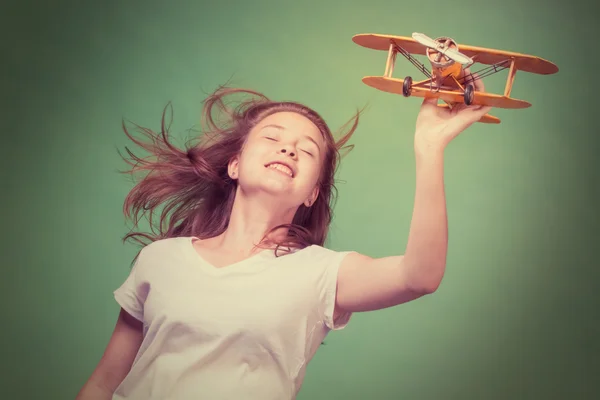 Linda chica jugando con el modelo de avión —  Fotos de Stock