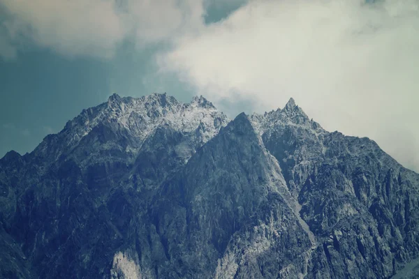 Pico de montaña entre nubes — Foto de Stock