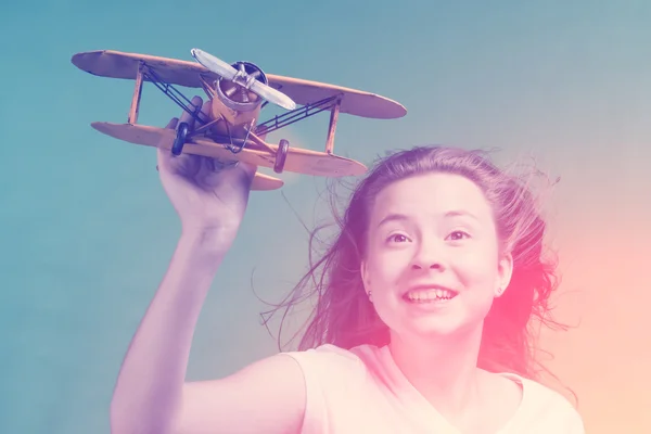 Linda chica jugando con el modelo de avión —  Fotos de Stock