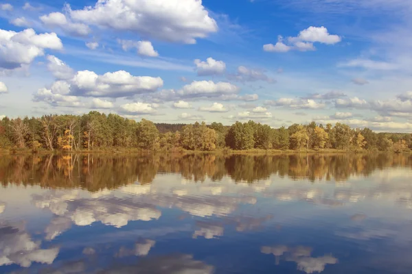Nubes reflejadas en el lago — Foto de Stock