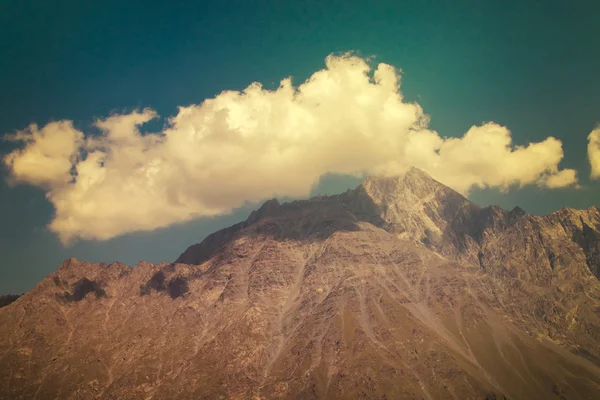 Pico de montaña entre nubes — Foto de Stock