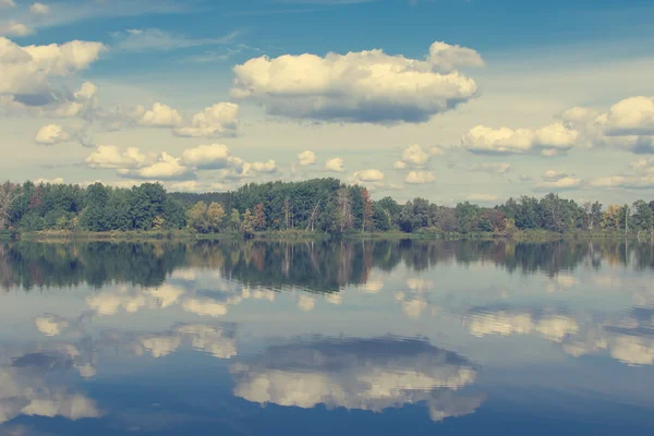 Wolken spiegeln sich im See — Stockfoto