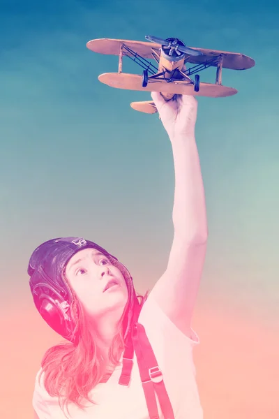 Linda chica joven con modelo de avión — Foto de Stock