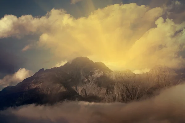 Cima di montagna tra le nuvole — Foto Stock