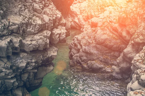 Fiume di montagna nel pittoresco canyon — Foto Stock