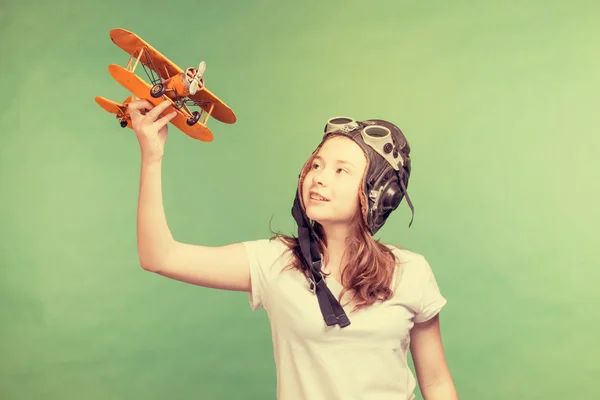 Linda chica jugando con el modelo de avión —  Fotos de Stock