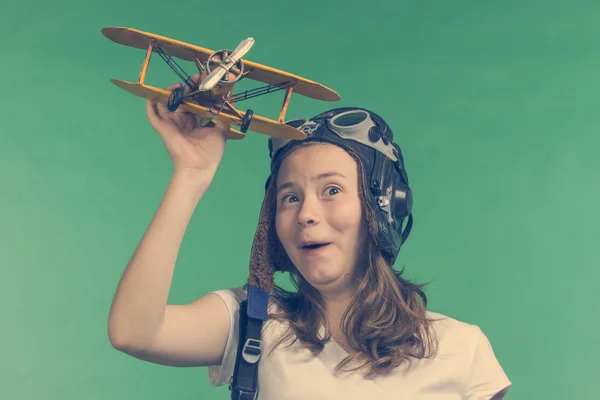 Linda chica jugando con el modelo de avión —  Fotos de Stock