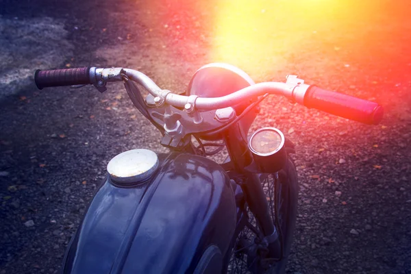 Oude zwarte motorfiets — Stockfoto