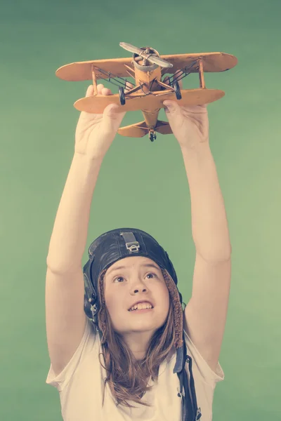Linda chica joven con modelo de avión —  Fotos de Stock