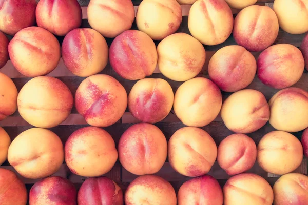 Reihen frischer roter Pfirsiche — Stockfoto