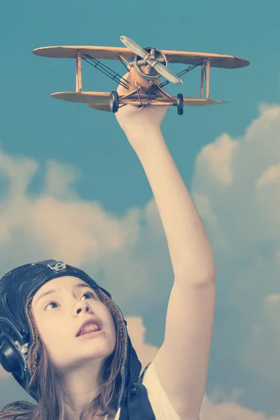 Мила молода дівчина з моделлю літака — стокове фото