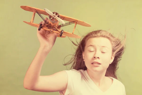 Ładny dziewczyna bawi sie z modelem samolotu — Zdjęcie stockowe