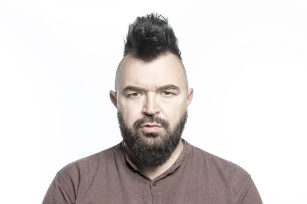 Hombre con peinado mohawk y barba — Foto de Stock