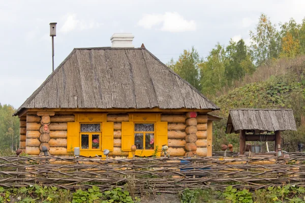 Pequeña casa de madera — Foto de Stock