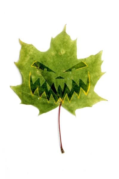 Hoja verde con cara de halloween — Foto de Stock