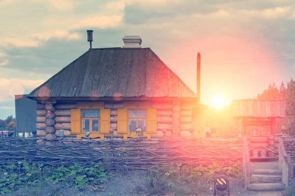 Kleines altes Holzhaus — Stockfoto