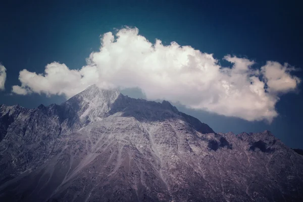 Mountain peak between clouds — Stock Photo, Image