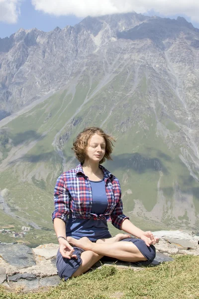 Jonge vrouw die zich bezighouden met yoga — Stockfoto