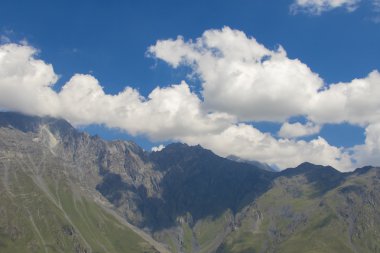 Dağ tepe bulutlar arasında
