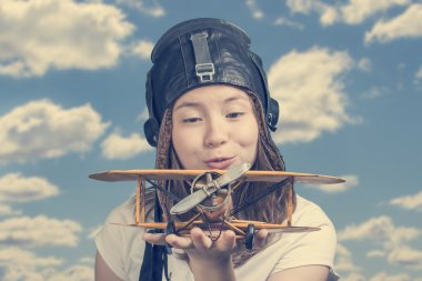 Uçak model ile sevimli genç kız