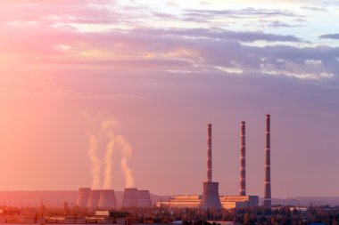 Sabah güneş ışığı altında bacaları gelen duman