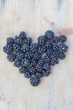 Kalp şeklinde taze böğürtlen