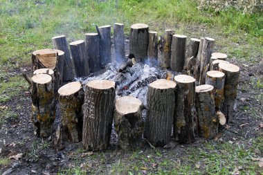 Kamp ateşi etrafında günlükleri