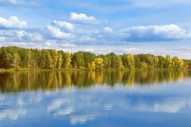 Gölde yansıyan bulutlar