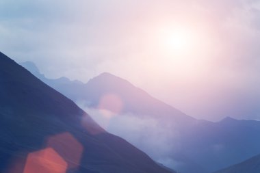 Dağ tepe bulutlar arasında