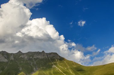 Dağ tepe bulutlar arasında