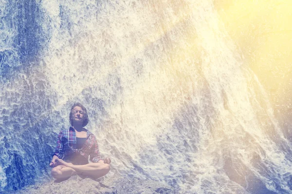 Jovem mulher envolvida em ioga — Fotografia de Stock