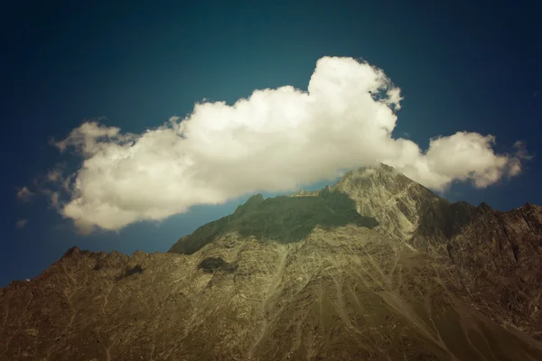 Pico de montaña entre nubes — Foto de Stock