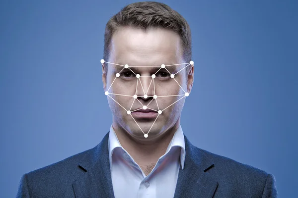 Genç adamla biyometrik doğrulama işaretleri