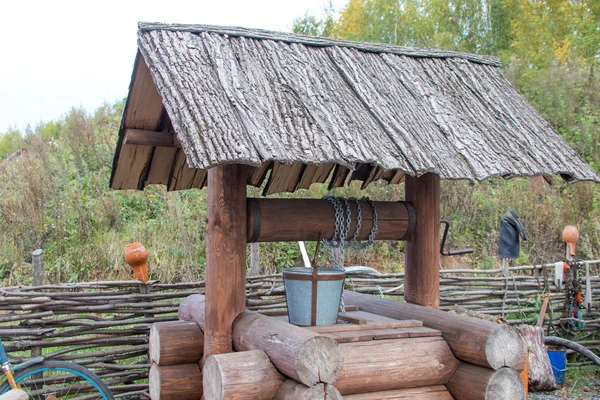 Alter Holzbrunnen — Stockfoto