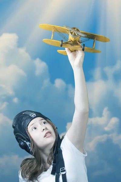 Gadis muda yang lucu dengan model pesawat terbang — Stok Foto