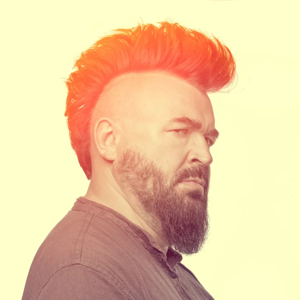 Homem com penteado mohawk e barba — Fotografia de Stock