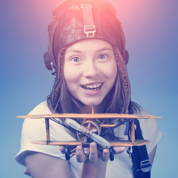 Jeune fille mignonne avec modèle d'avion — Photo