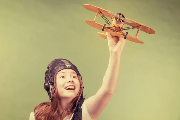 Linda chica joven con modelo de avión —  Fotos de Stock