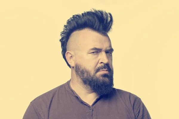 Hombre con peinado mohawk y barba — Foto de Stock