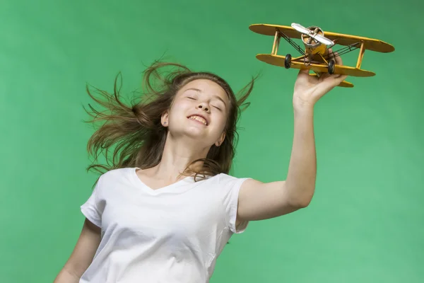 Симпатична дівчина грає з моделлю літака — стокове фото