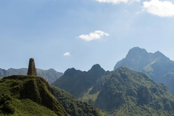 Torre de vigia de pedra antiga nas montanhas — Fotografia de Stock
