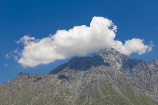 Pico de montaña entre nubes — Foto de Stock