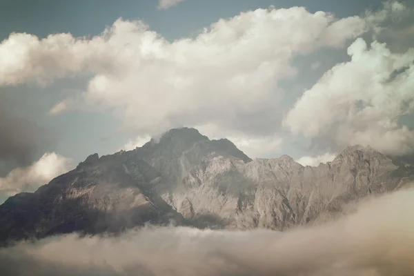 Pico de montaña entre nubes — Foto de Stock