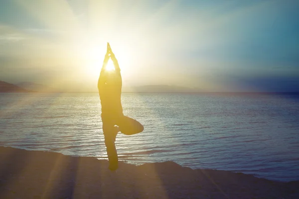 Junge Frau beim Yoga — Stockfoto