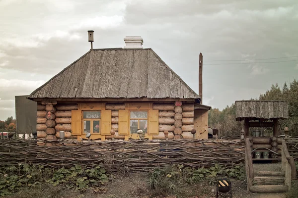 Pequeña casa de madera — Foto de Stock