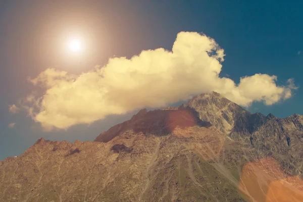 Pico de montaña entre nubes — Foto de Stock