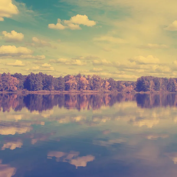 Nuvens refletidas no lago — Fotografia de Stock